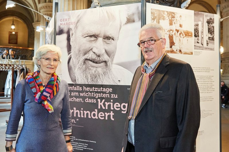 Dr. Nölke bedankt sich bei Susanne Wittek für die gelungene Gestaltung der Ausstellung