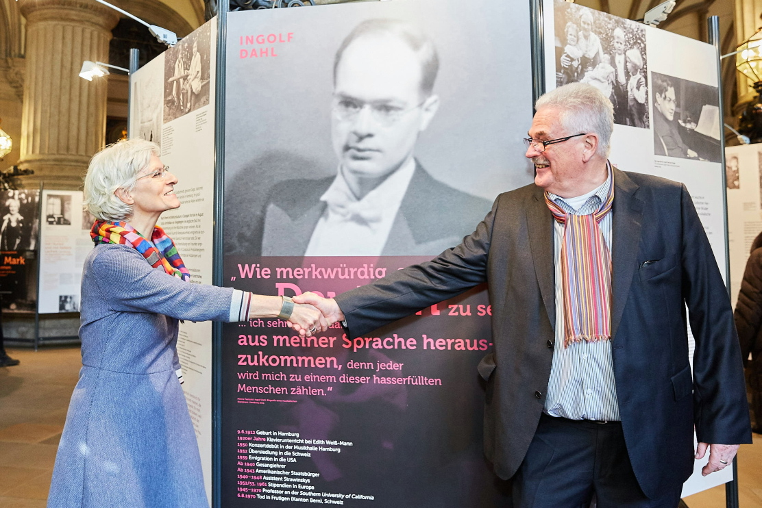 Dr. Nölke bedankt sich bei Susanne Wittek für die gelungene Gestaltung der Ausstellung